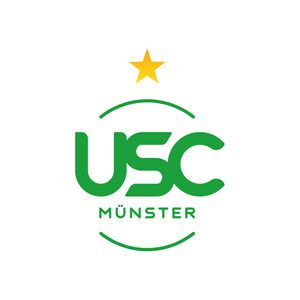 Das Logo des Universitäts-Sport-Clubs Münster, eine grüner Schriftzug in einem oben und unten angedeuteten Kries mit einem gelben Stren darüber